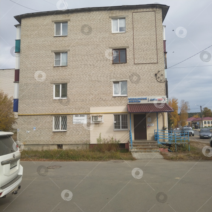 Скачать Четырёхэтажный многоквартирный дом. фотосток Ozero