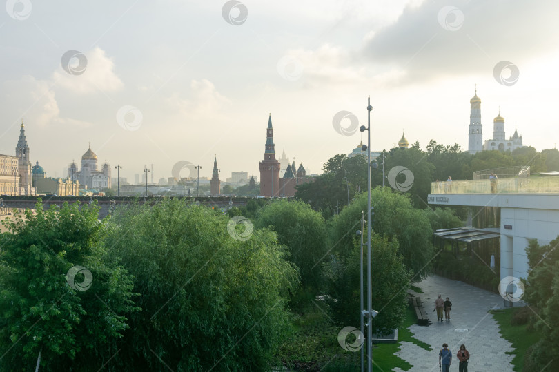 Скачать вид на Московский Кремль и храм Христа Спасителя из парка Зарядье фотосток Ozero