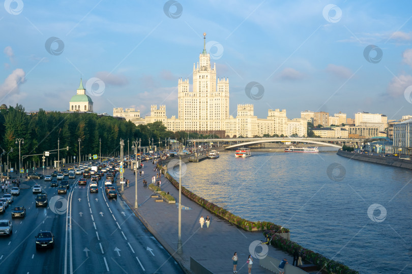 Скачать Вид на Котельническую набережную и Москву-реку. фотосток Ozero