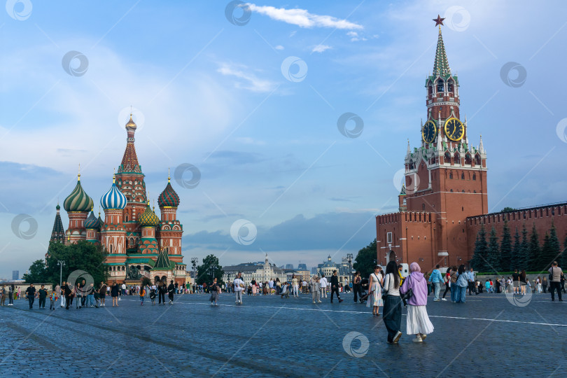 Скачать Вид на Спасскую башню Московского Кремля и собор Василия Блаженного с Красной площади фотосток Ozero