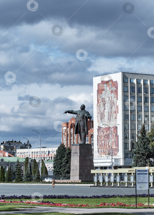 Скачать Памятник Ленину на городской площади Саратова, Россия фотосток Ozero