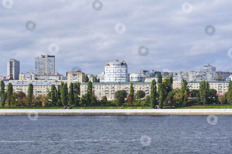 Скачать Набережная реки Волги в городе Саратове, Россия фотосток Ozero