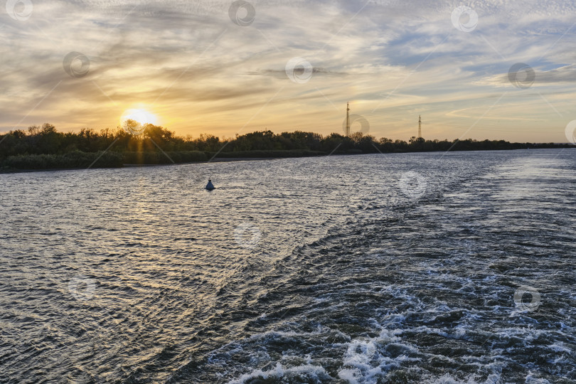 Скачать Живописная река на закате с журчащей водой и силуэтами деревьев фотосток Ozero
