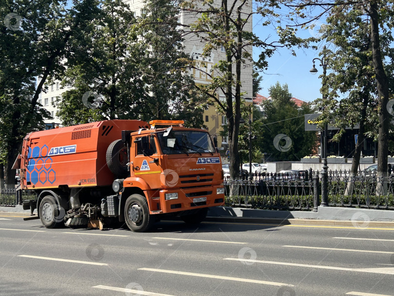 Скачать Подметальная машина дорожно-эксплуатационной службы Пермского края на улице города. Россия, Пермь, август 2025г. фотосток Ozero