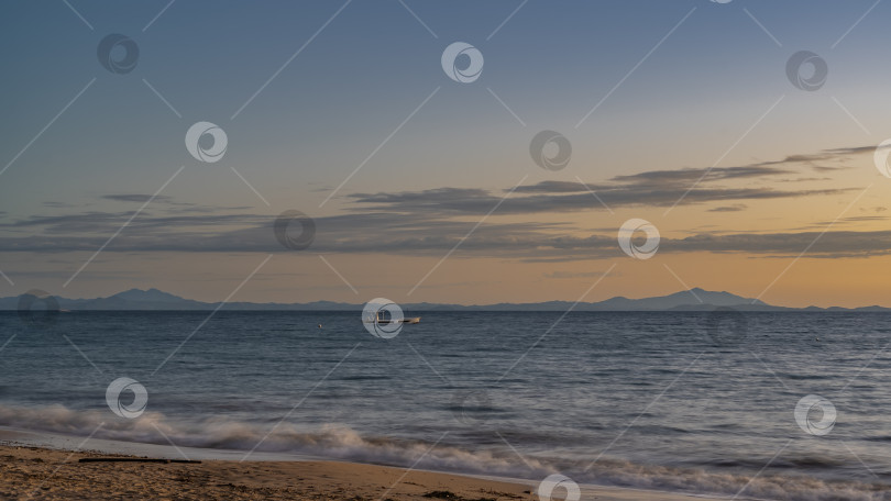 Скачать Вечер после захода солнца на тропическом острове. Золотой час. фотосток Ozero