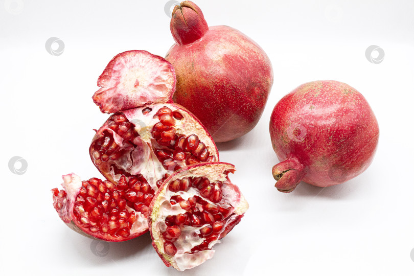 Скачать одна открытая граната крупным планом и две целые гранаты сверху фотосток Ozero