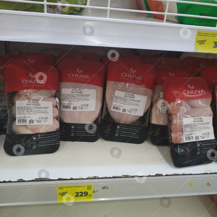 Скачать Отдел куриной грудки в магазине "Магнит". фотосток Ozero