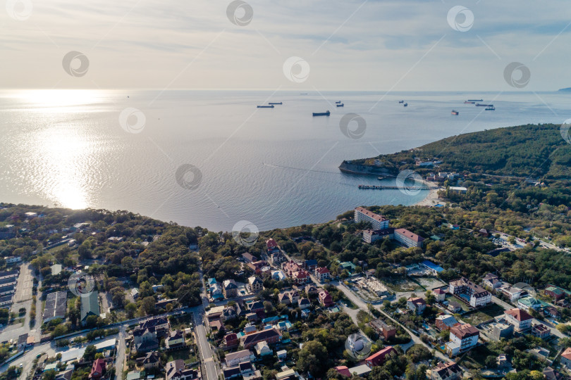 Скачать Курорт Геленджик. Панорама Голубой бухты с воздуха. Жилые кварталы на переднем плане. Корабли в море на рейде порта Новороссийск фотосток Ozero