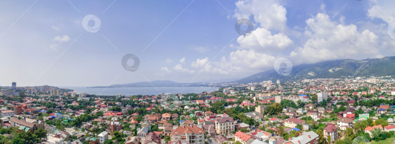 Скачать Панорама города Геленджика. На переднем плане жилые кварталы. Справа - Кавказские горы. На заднем плане - Геленджикская бухта. Солнечная погода фотосток Ozero