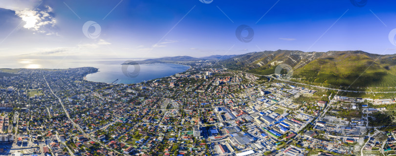 Скачать Панорама города Геленджика. На переднем плане жилые кварталы. Справа - Кавказские горы. На заднем плане - Геленджикская бухта. Солнечная погода фотосток Ozero