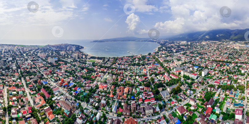 Скачать Панорама города Геленджика. На переднем плане жилые кварталы. Справа - Кавказские горы. На заднем плане - Геленджикская бухта. Солнечная погода фотосток Ozero