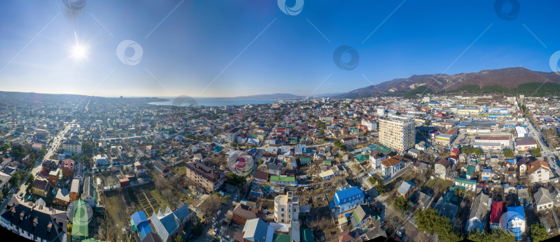Скачать Панорама города Геленджика. На переднем плане жилые кварталы. Справа - Кавказские горы. На заднем плане - Геленджикская бухта. Солнечная погода фотосток Ozero