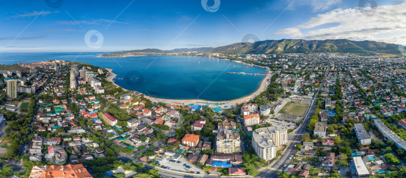 Скачать Великолепное расположение курорта Геленджик. Геленджикская бухта с голубой водой. Кавказские горы справа. Солнечная погода. Зеленые улицы курорта фотосток Ozero