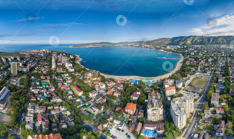 Скачать Морской курорт Геленджик. Панорама с воздуха. Круглая Геленджикская бухта с голубой водой. Пляж вокруг бухты. Кавказские горы на заднем плане. фотосток Ozero