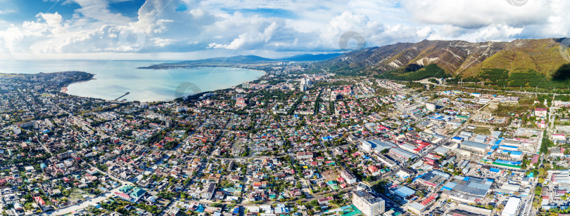 Скачать Панорама города Геленджика. На переднем плане жилые кварталы. Справа - Кавказские горы. На заднем плане - Геленджикская бухта. Солнечная погода фотосток Ozero