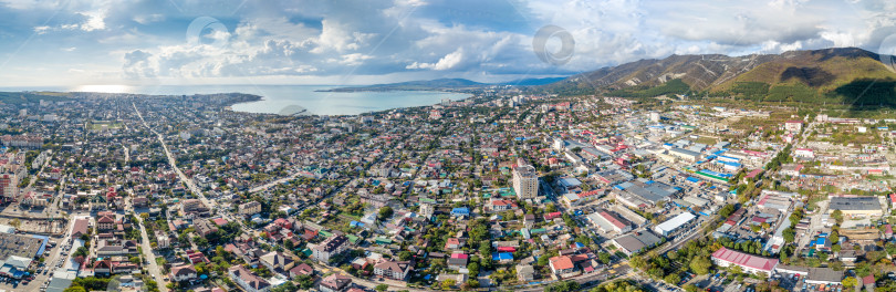 Скачать Панорама города Геленджика. На переднем плане жилые кварталы. Справа - Кавказские горы. На заднем плане - Геленджикская бухта. Солнечная погода фотосток Ozero