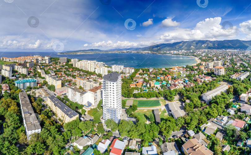 Скачать Панорама курорта Геленджик. Жилые дома на берегу моря. Геленджикская бухта с голубой водой. Кавказские горы на горизонте. фотосток Ozero