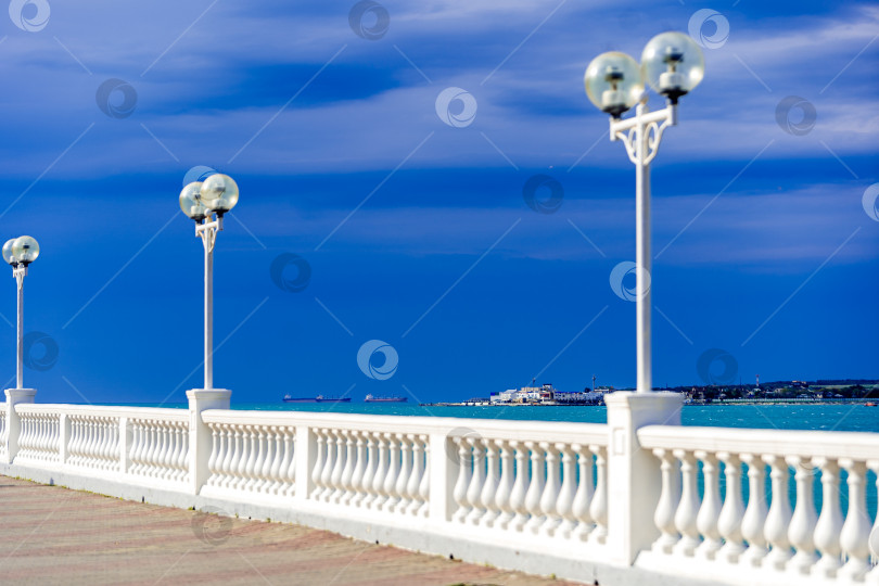 Скачать Набережная курорта Геленджик. Вдоль набережной проходит белая балюстрада. На заднем плане - море Итучи фотосток Ozero