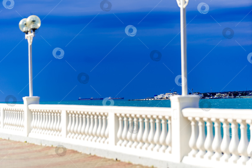Скачать Набережная курорта Геленджик. Вдоль набережной проходит белая балюстрада. На заднем плане - море Итучи фотосток Ozero