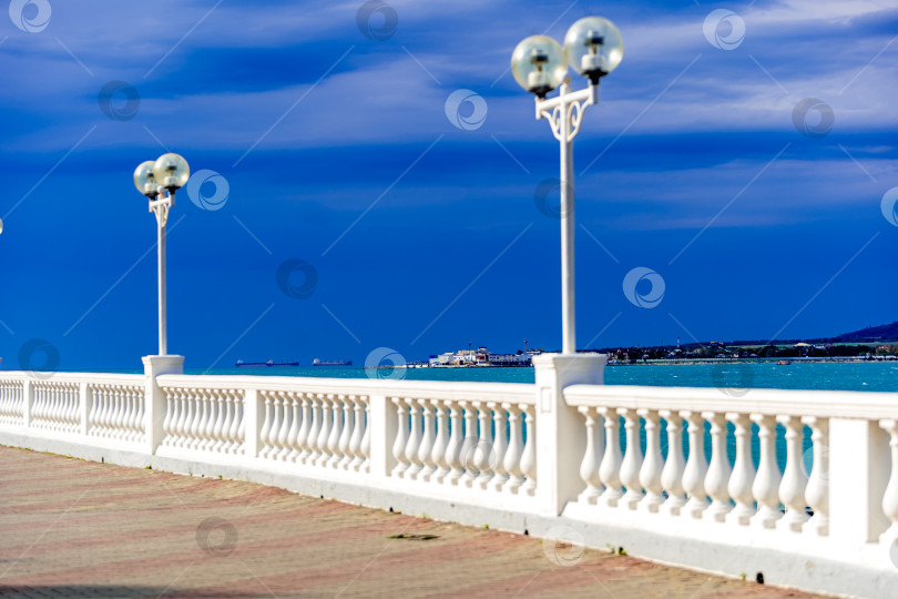Скачать Набережная курорта Геленджик. Вдоль набережной проходит белая балюстрада. На заднем плане - море Итучи фотосток Ozero