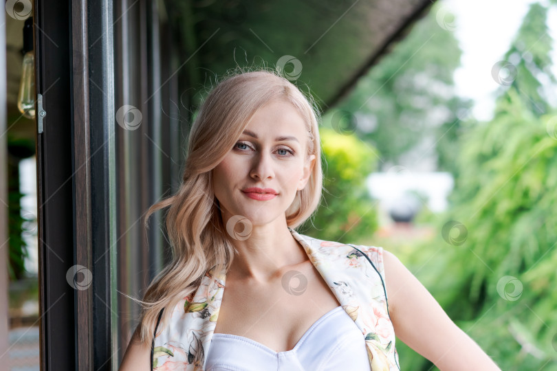 Скачать Блондинка стоит перед окном фотосток Ozero