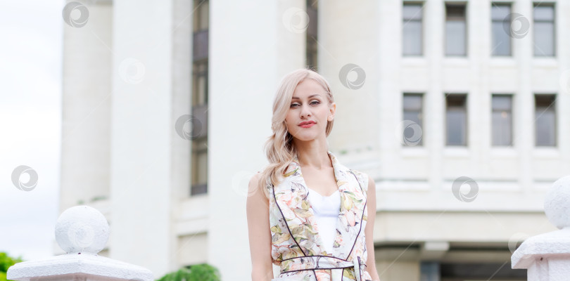 Скачать Светловолосая женщина стоит перед зданием фотосток Ozero