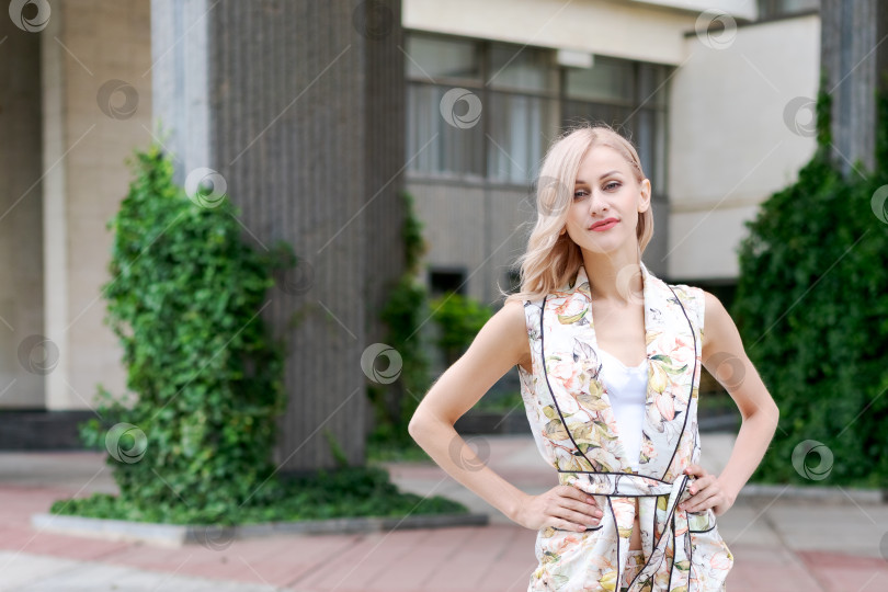 Скачать Женщина стоит перед зданием фотосток Ozero