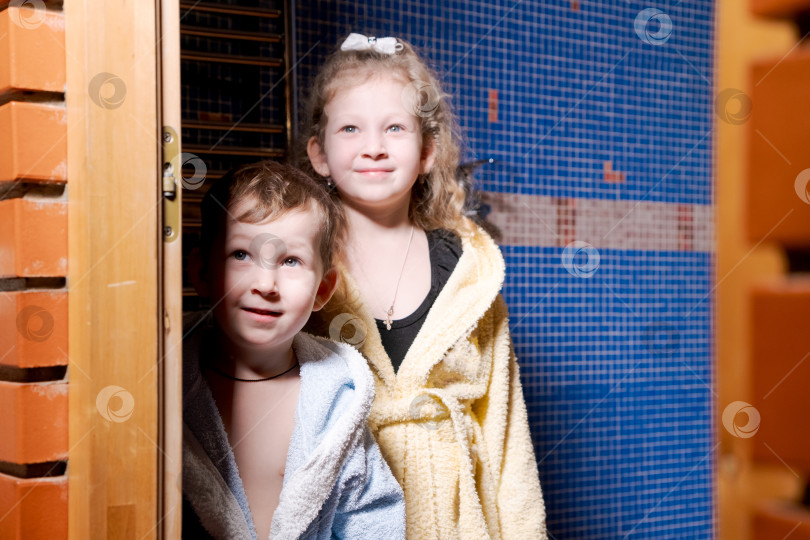 Скачать Двое детей стоят перед дверью фотосток Ozero