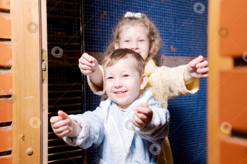 Скачать Парень и девушка стоят в ванной комнате фотосток Ozero