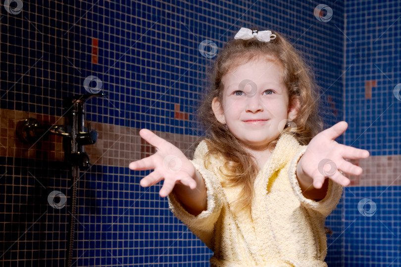 Скачать Маленькая девочка в желтом халатике стоит в ванной фотосток Ozero