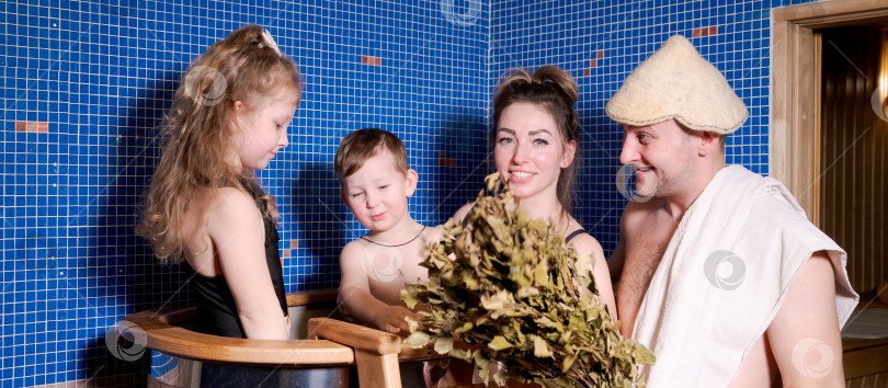 Скачать Семья из четырех человек находится в ванне фотосток Ozero