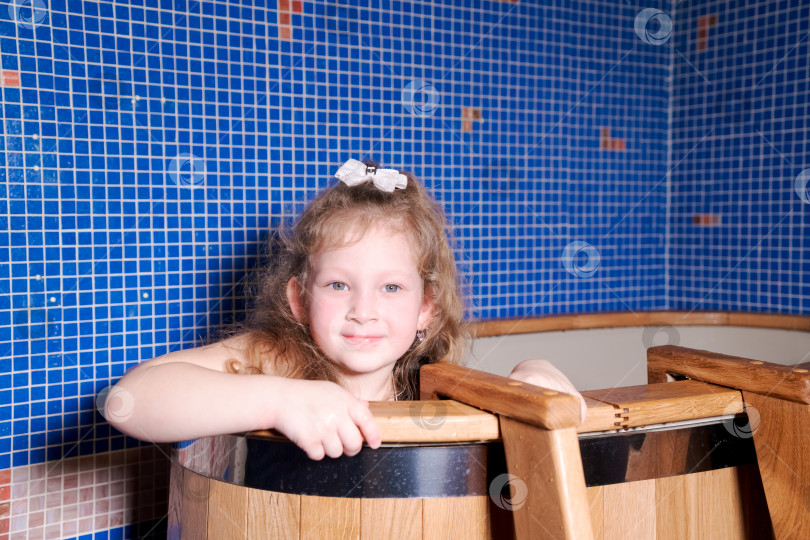 Скачать Молодая девушка сидит в ванне фотосток Ozero