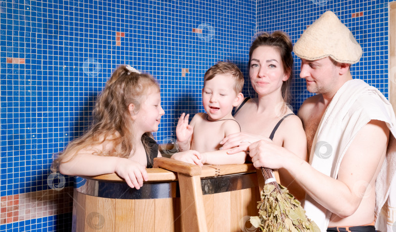 Скачать Семья из четырех человек находится в ванне фотосток Ozero