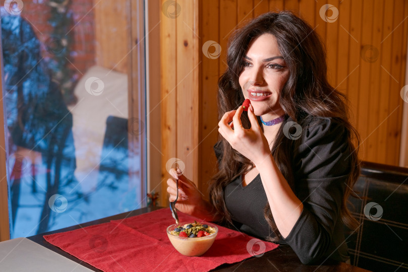 Скачать Женщина ест из вазы фрукты фотосток Ozero