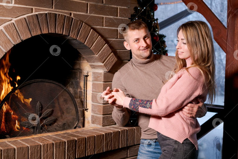 Скачать Мужчина и женщина танцуют перед камином фотосток Ozero