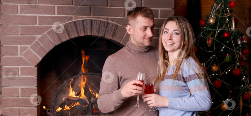 Скачать Мужчина и женщина стоят перед камином фотосток Ozero