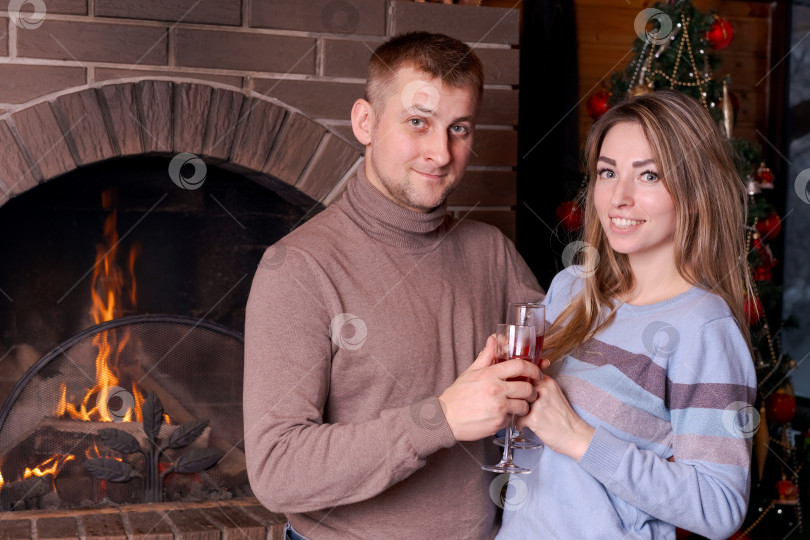 Скачать Мужчина и женщина стоят перед камином фотосток Ozero