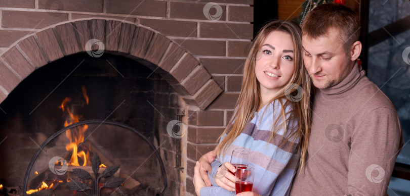 Скачать Мужчина и женщина сидят перед камином фотосток Ozero