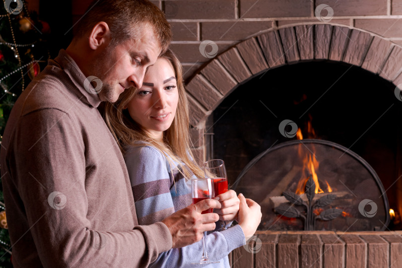 Скачать Мужчина и женщина стоят перед камином фотосток Ozero