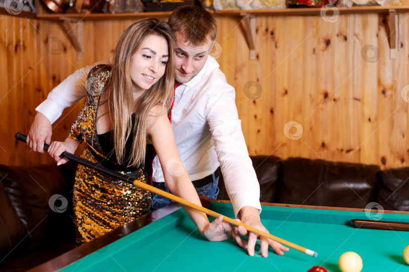 Скачать Мужчина и женщина играют в бильярд фотосток Ozero