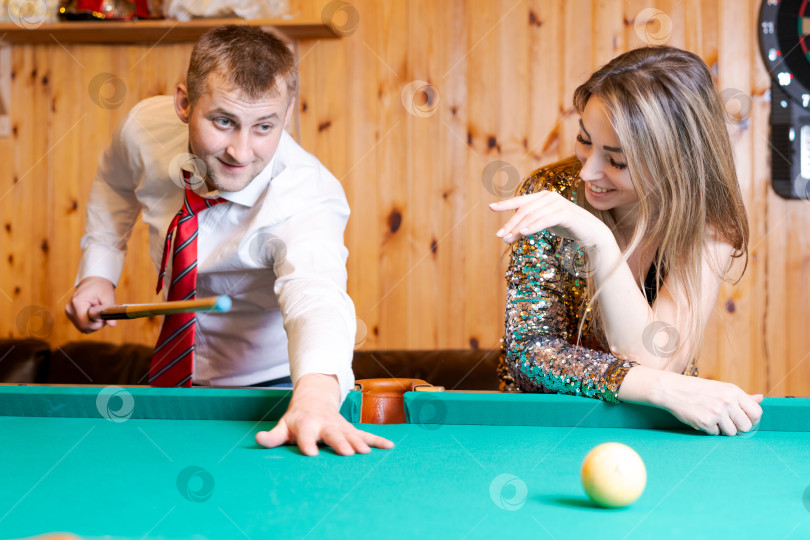 Скачать Мужчина играет в бильярд с женщиной фотосток Ozero