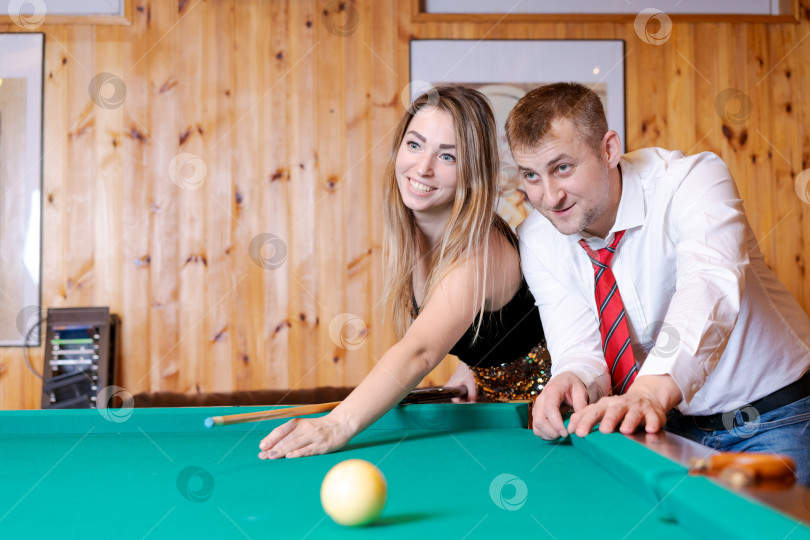 Скачать Мужчина и женщина играют в бильярд фотосток Ozero