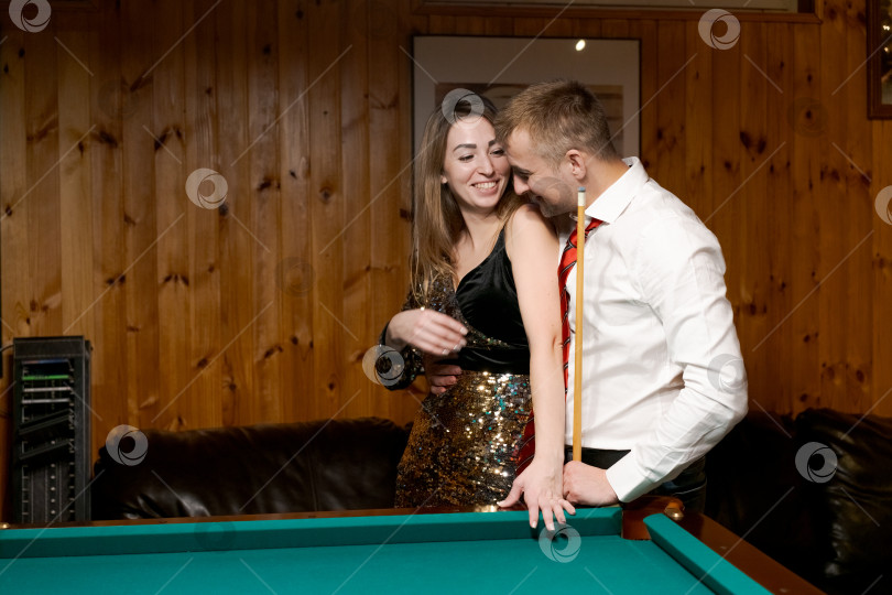 Скачать Мужчина и женщина играют в бильярд фотосток Ozero