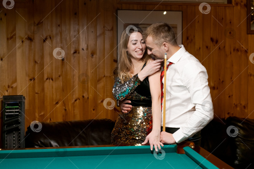 Скачать Мужчина и женщина стоят рядом с бильярдным столом фотосток Ozero