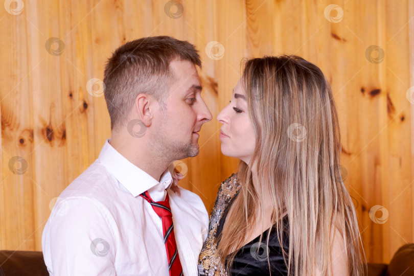 Скачать Мужчина и женщина целуются фотосток Ozero