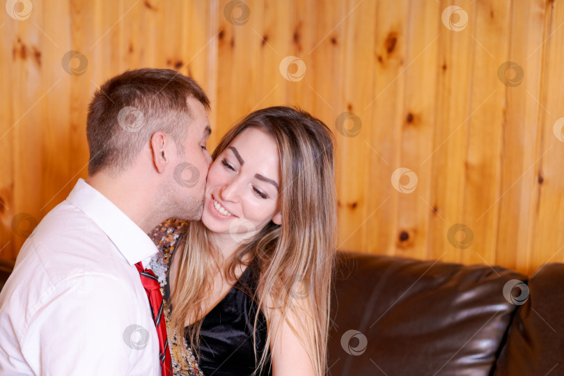 Скачать Мужчина целует женщину в щеку фотосток Ozero