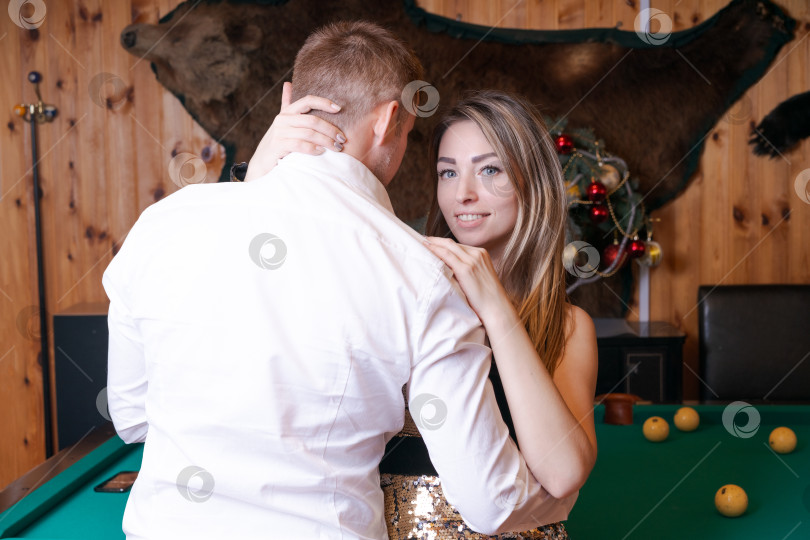 Скачать Мужчина и женщина целуются на бильярдном столе фотосток Ozero