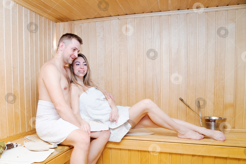 Скачать Мужчина и женщина сидят в сауне фотосток Ozero