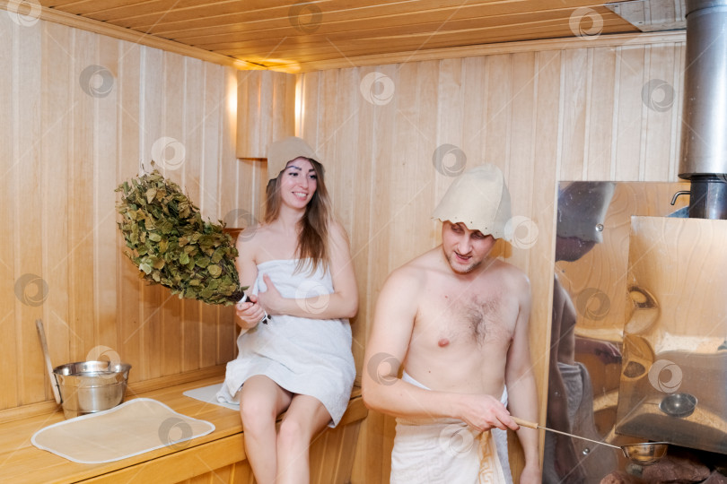 Скачать Мужчина и женщина находятся в сауне фотосток Ozero