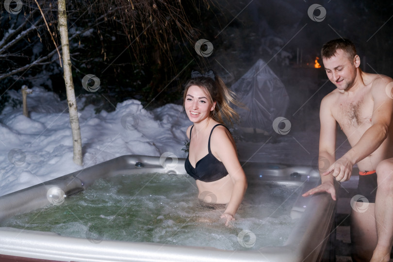 Скачать Мужчина и женщина находятся в горячей ванне фотосток Ozero